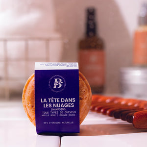 Shampoing la tête dans les nuages