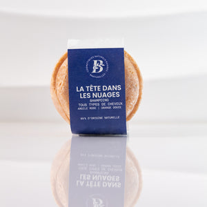 Shampoing la tête dans les nuages